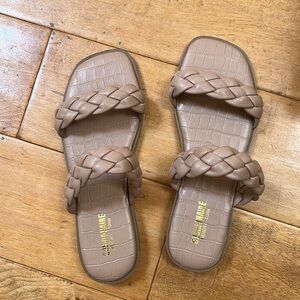 BNIB Cushionaire Vicki braided 2 band sandals